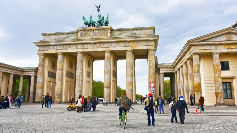 germany-berlin-brandenburg-gate-with-people-around