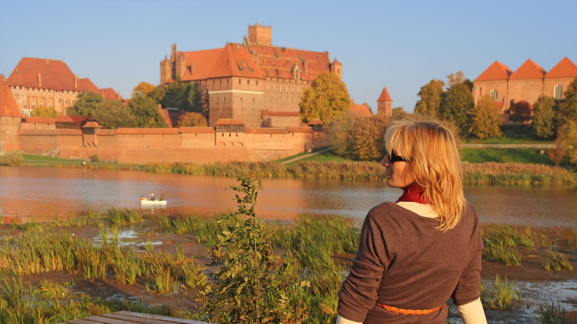 poland-malborck-castle-woman-staring