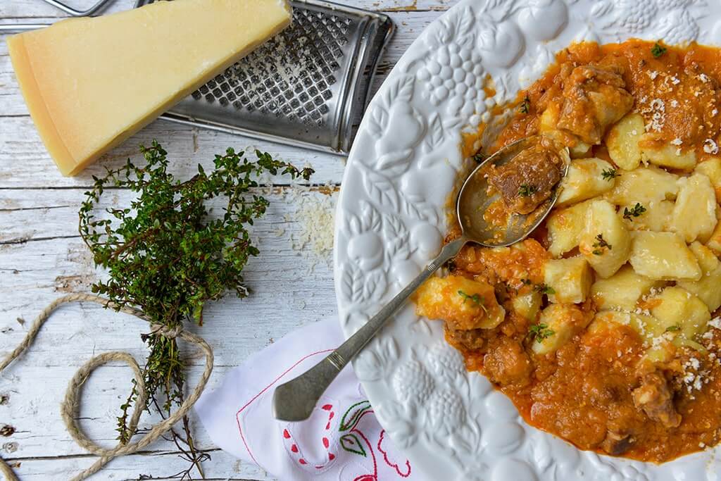 Golaž en gnocchi
