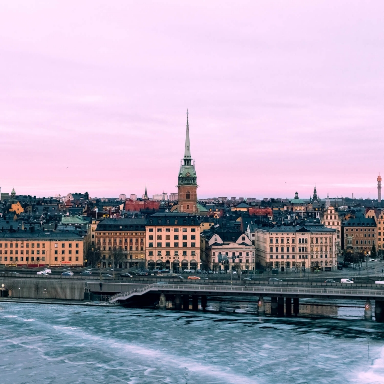 Ein rosafarbener Sonnenuntergang mit der Skyline von Stockholm