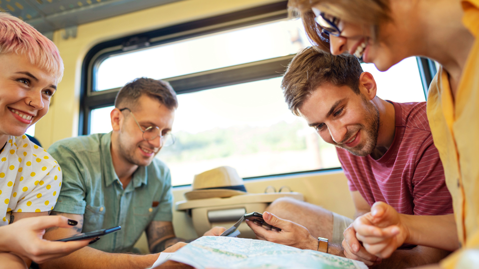 Eine Gruppe von Freunden bei der Planung ihrer Zugreise