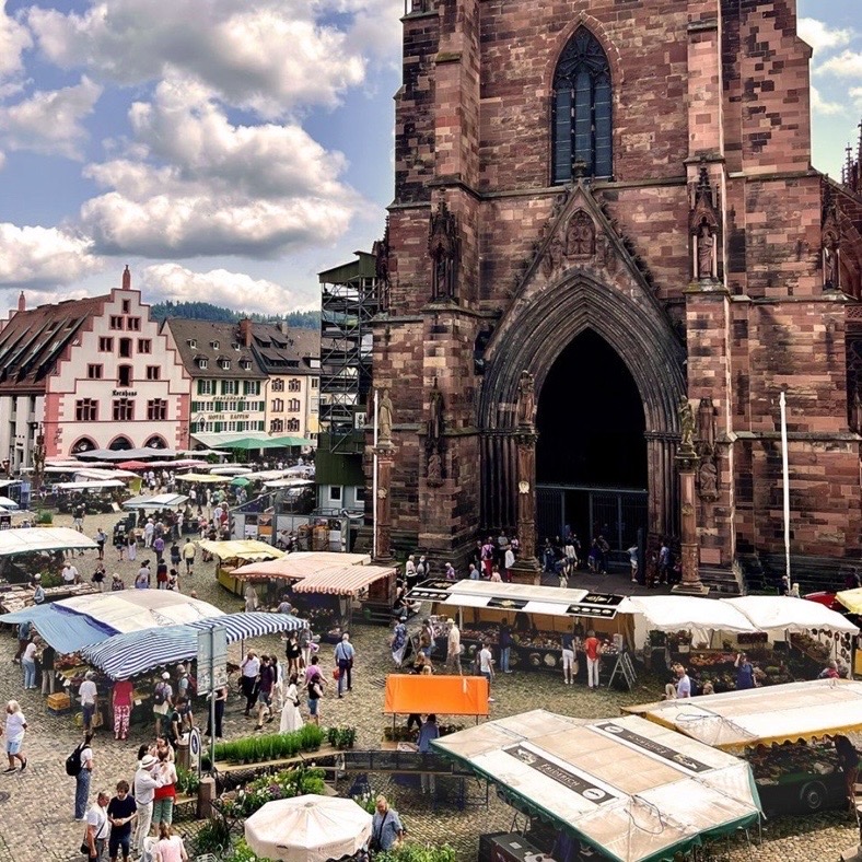 Ein Blick von oben auf den Münstermarkt, der sich um die Kathedrale herum erstreckt.