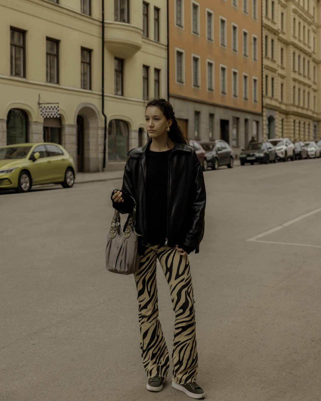 Eine Frau posiert auf einer Straße in Stockholm, Schweden
