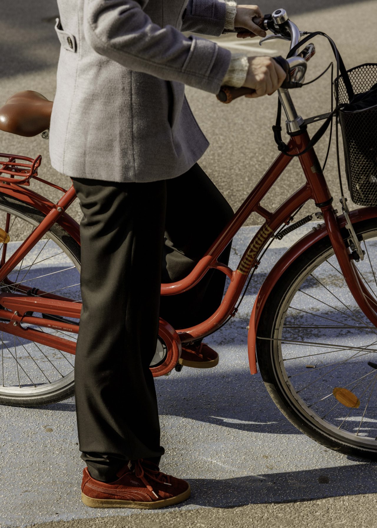 Eine Frau sitzt auf einem Fahrrad in Kopenhagen, Dänemark