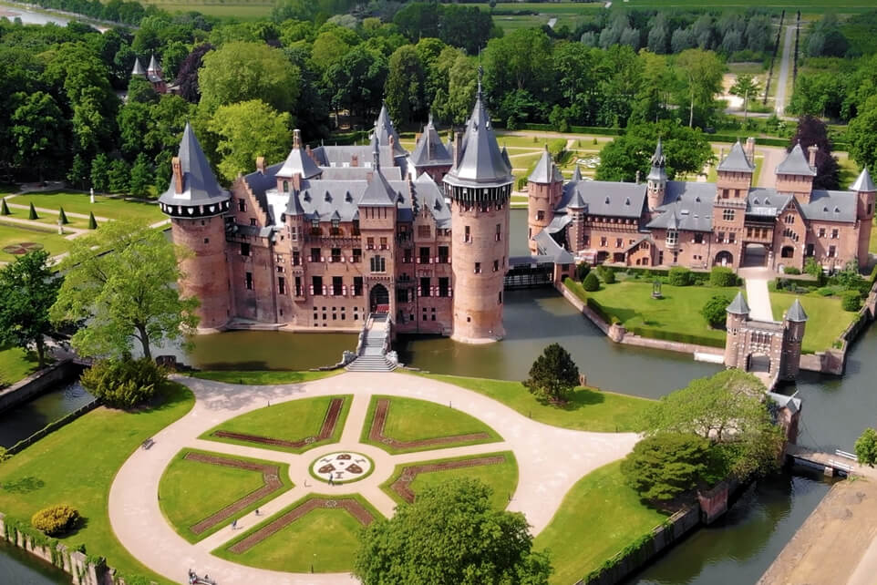 Aerial view of Kasteel de Haar, showcasing its towers, gardens and surrounding landscape.