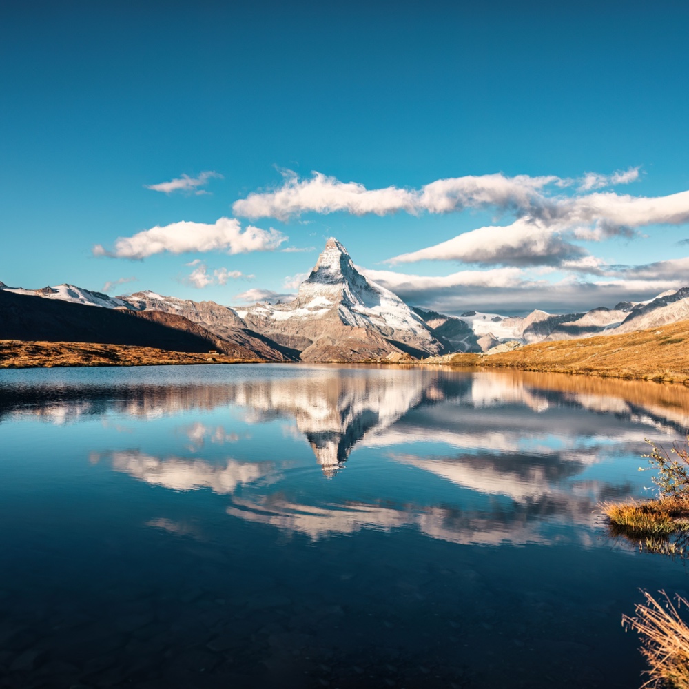 Una vista de un lago alpino con el pico afilado del Matterhorn reflejado en la superficie
