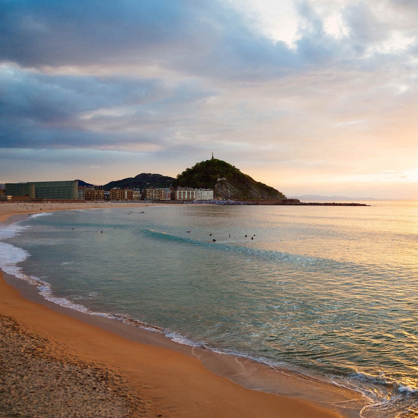 Plage de Zurriola au coucher du soleil