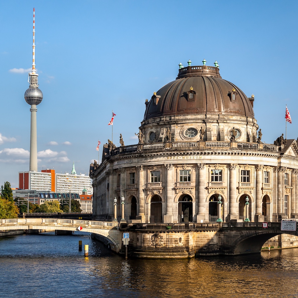 Le célèbre musée de Bode sur l'île aux Musées, avec la tour de télévision de Berlin en arrière-plan