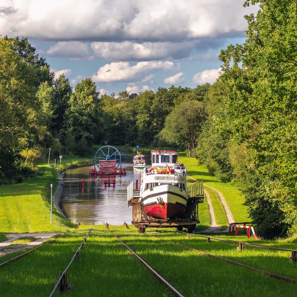 Remontée d'un bateau dans le canal d'Elbląg