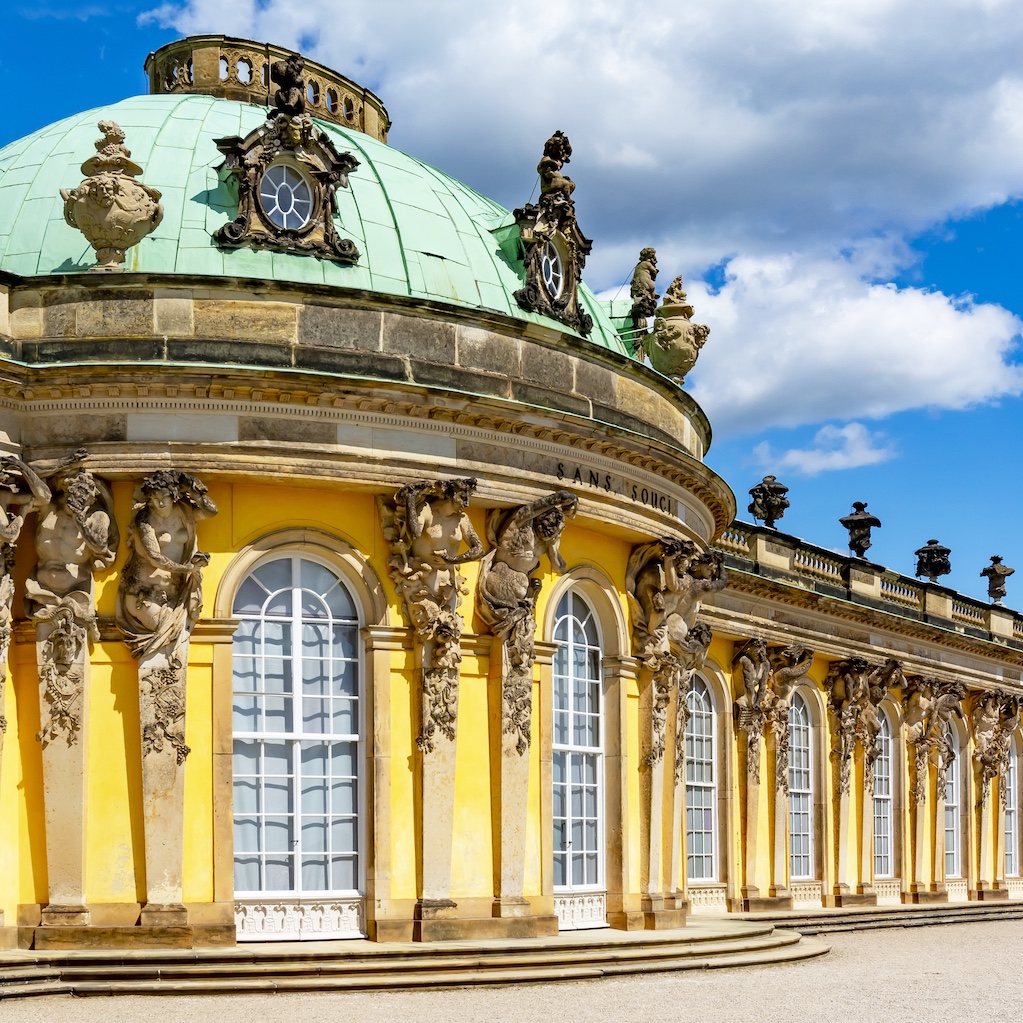 La façade jaune vif décorée du Palais de Sanssouci