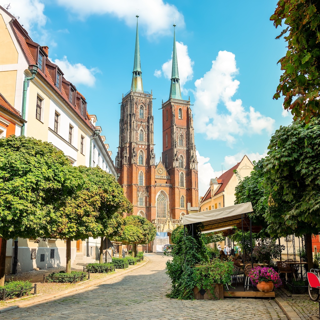 L'Ostrów Tumski de Wrocław et sa rue pavée par un après-midi ensoleillé