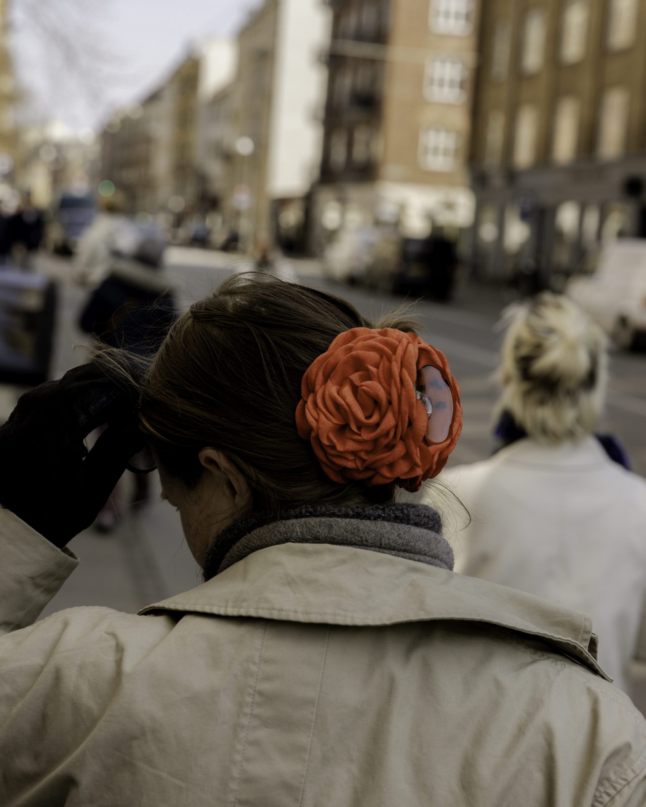 Une femme avec une barrette rouge dans une rue de Copenhague, au Danemark
