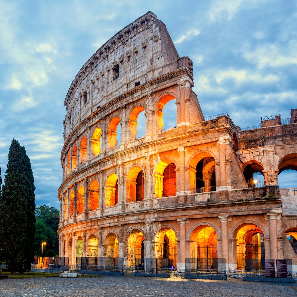 Le Colisée emblématique de Rome au crépuscule, illuminé de l’intérieur