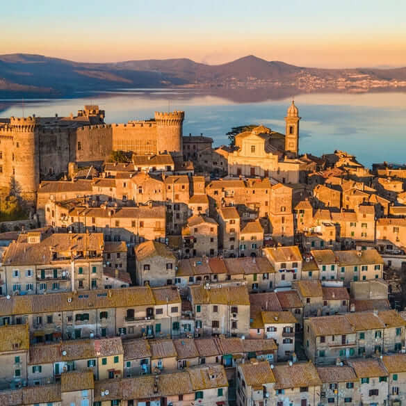 Vue aérienne de Bracciano au coucher du soleil avec un lac en arrière-plan