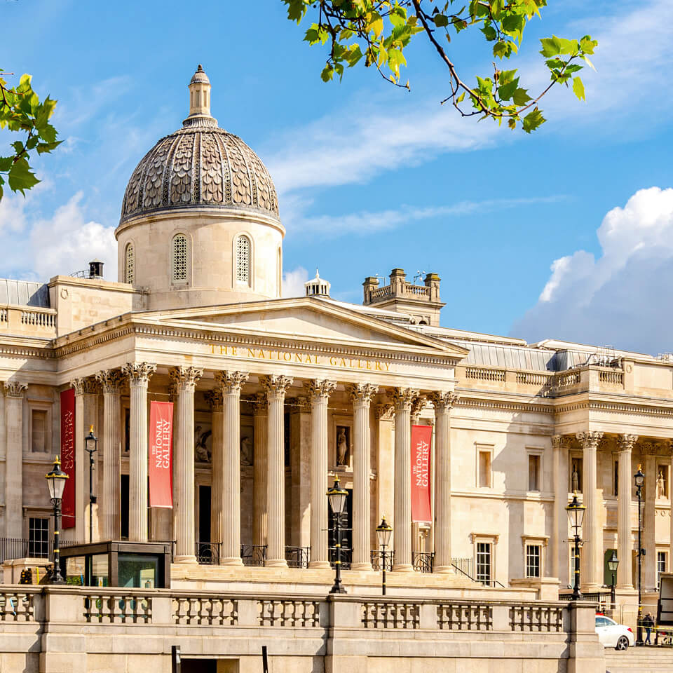 La National Gallery a Trafalgar Square, Londra, in una giornata di sole.