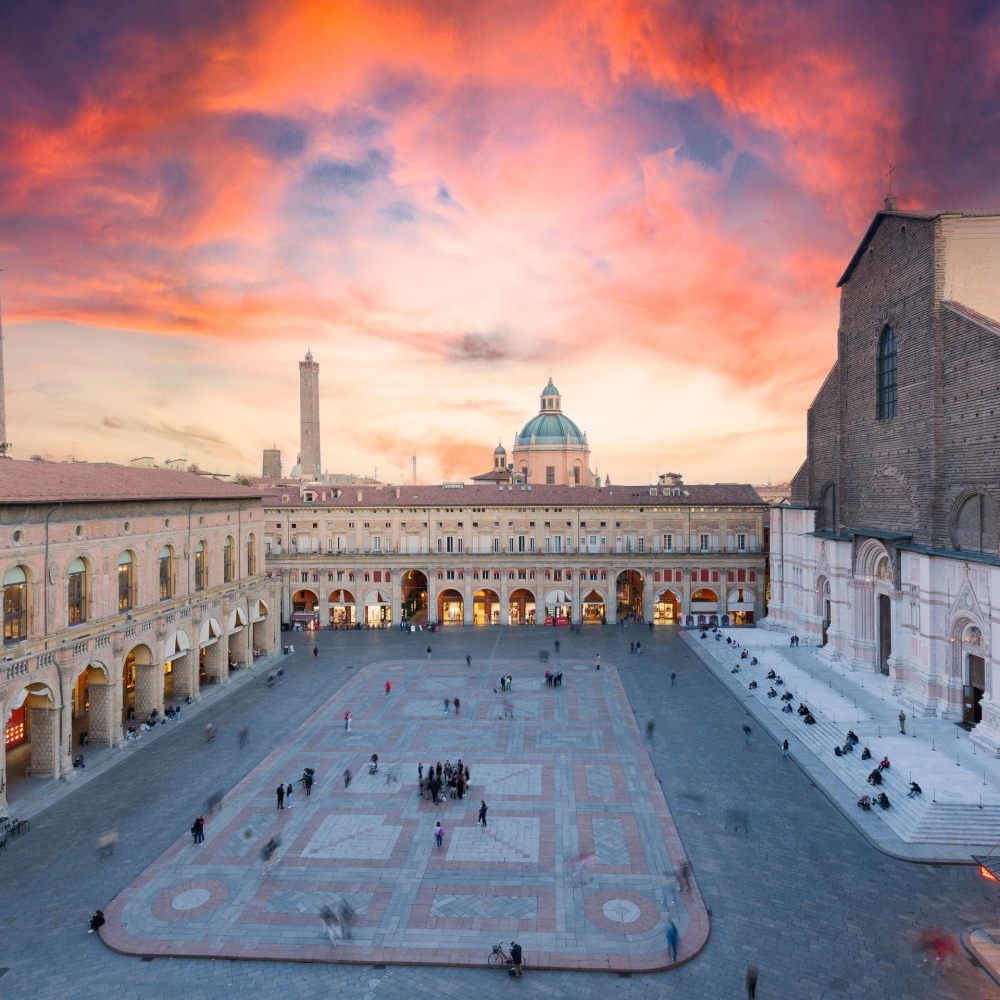 Tramonto su una piazza storica di Bologna