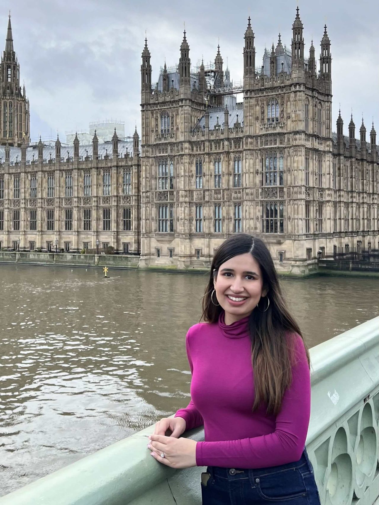 イギリス、ロンドンのウェストミンスター橋に立つ Sukriti Kapoor