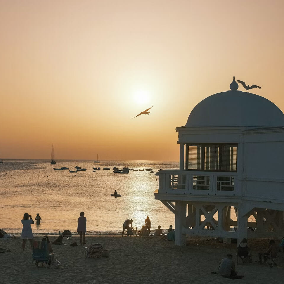 カディスのラ・カレタビーチに沈む夕日