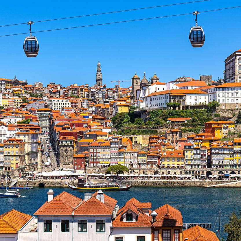 Een vogelperspectief op de rivier de Douro in Porto en het stadslandschap aan beide zijden van de rivier