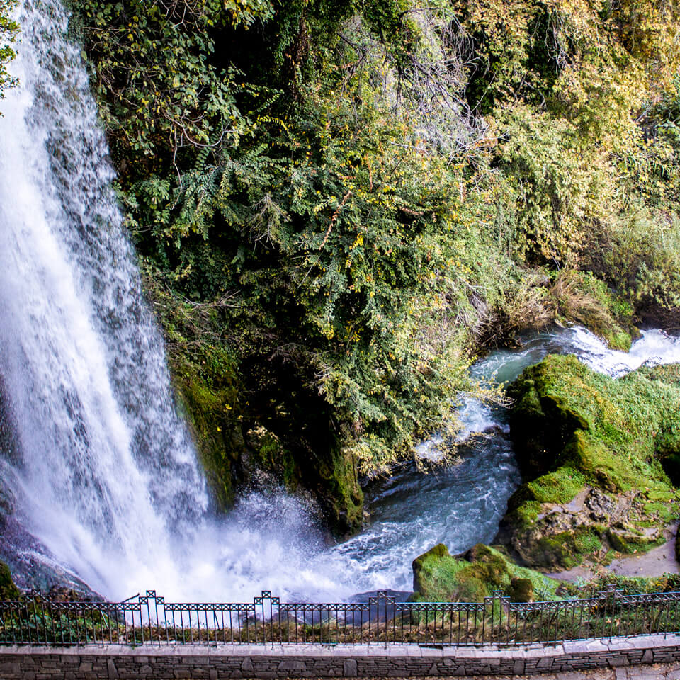 Luchtfoto van de Karanos waterval in Edessa | Hoe reis je met de trein door Griekenland