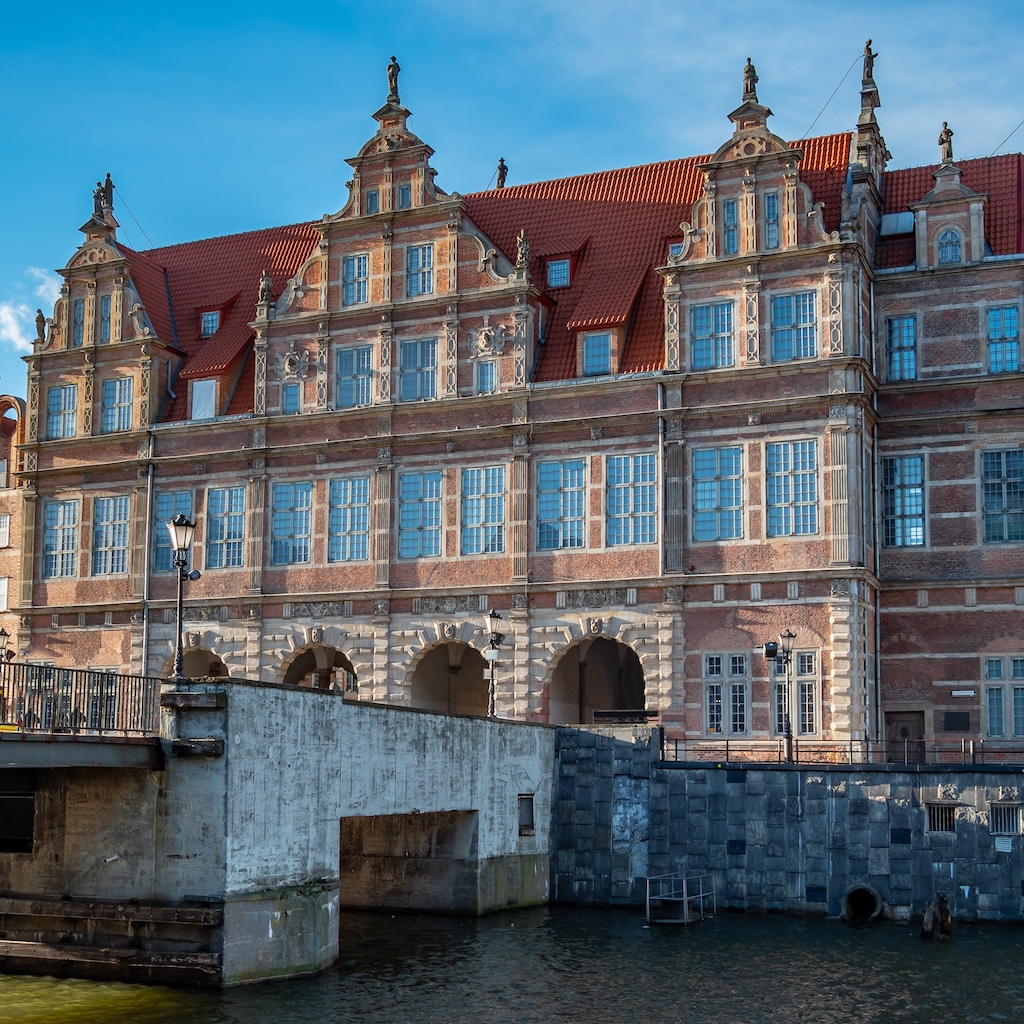 De Groene Poort in Gdańsk gezien vanaf de rivier de Motława