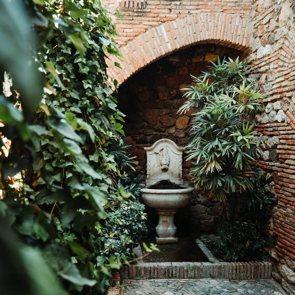 Een binnenplaats in de Alcazaba van Málaga