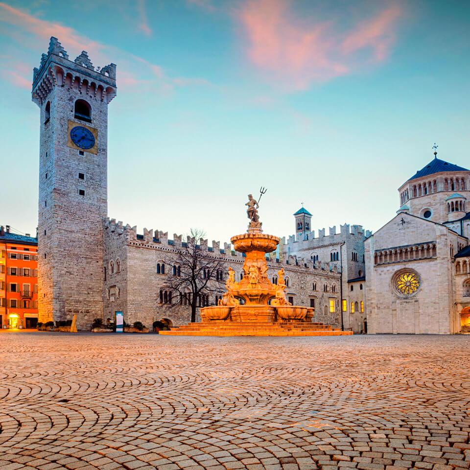 Piazza Duomo em Trento durante a hora dourada.