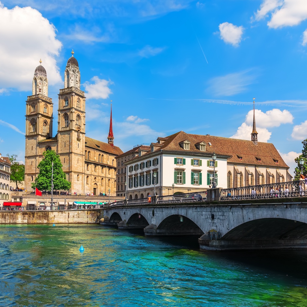 Um retrato de tirar o fôlego do Grossmünster, com o rio Limmat fluindo ao lado