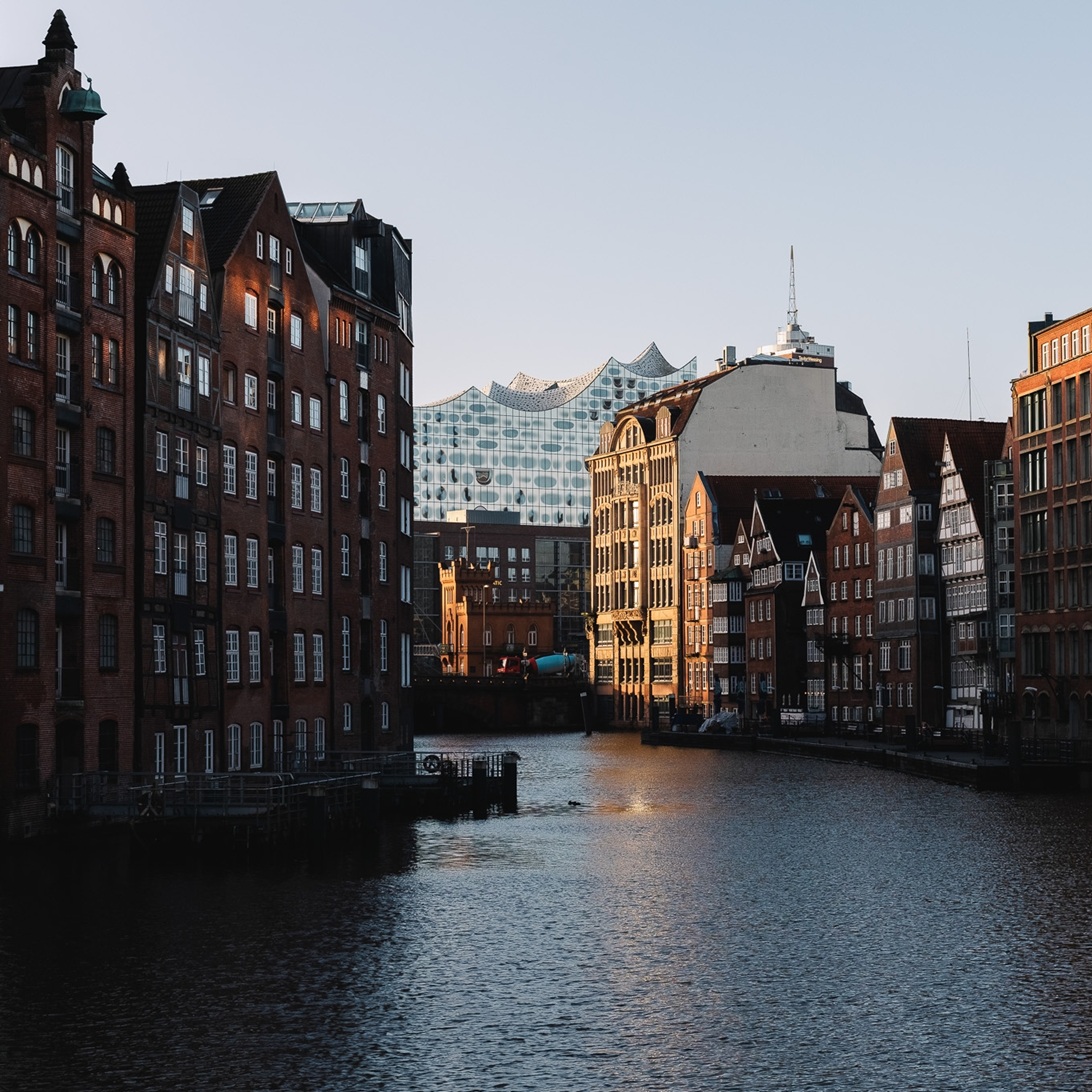 Uma vista à beira-mar do distrito de armazéns de Speicherstadt, em Hamburgo 