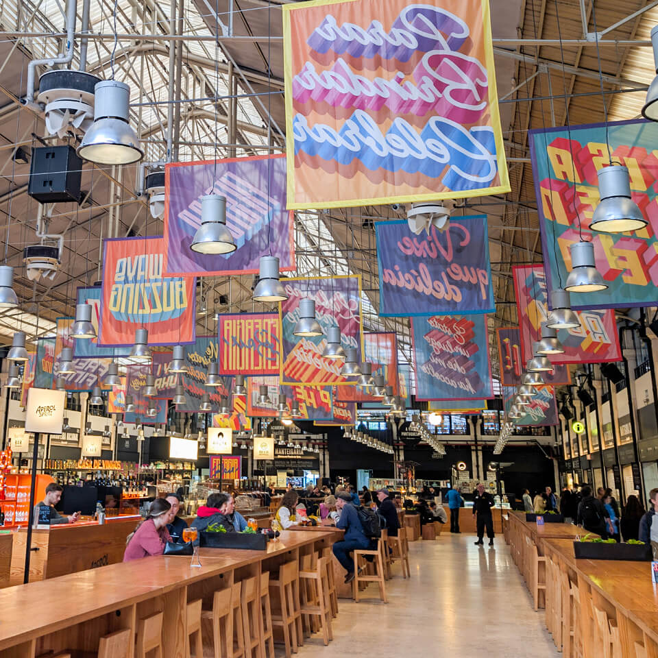 里斯本Mercado da Ribeira内熙熙攘攘的Time Out Market内部景象